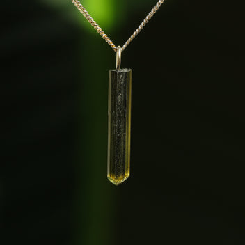 Ruwe groene toermalijn hanger