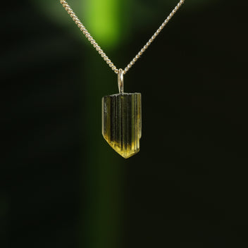 Ruwe groene toermalijn hanger