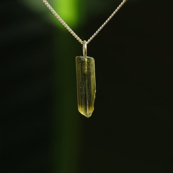 Ruwe groene toermalijn hanger