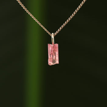 Ruwe roze toermalijn hanger