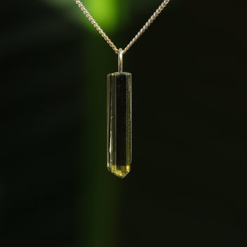 Ruwe groene toermalijn hanger