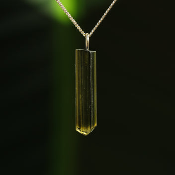 Ruwe groene toermalijn hanger