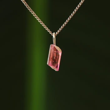 Ruwe roze toermalijn hanger