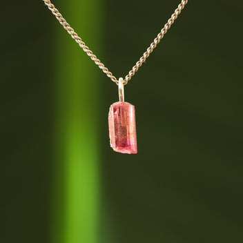Ruwe roze toermalijn hanger
