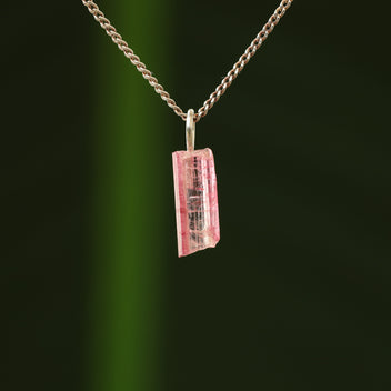 Ruwe roze toermalijn hanger