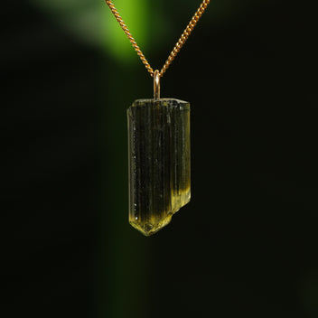 Ruwe groene toermalijn hanger