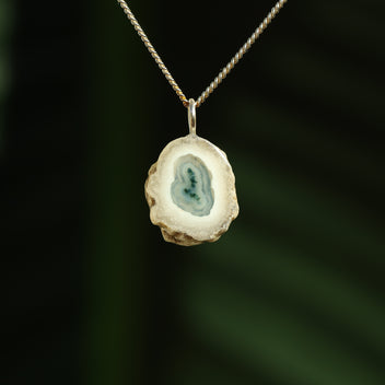 Chalcedoon met mosagaat hanger