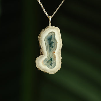 Chalcedoon met mosagaat hanger