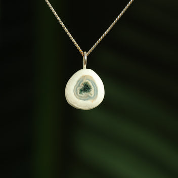 Chalcedoon met mosagaat hanger
