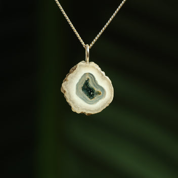 Chalcedoon met mosagaat hanger