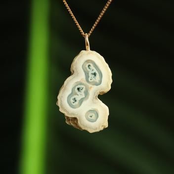 Chalcedoon met mosagaat hanger