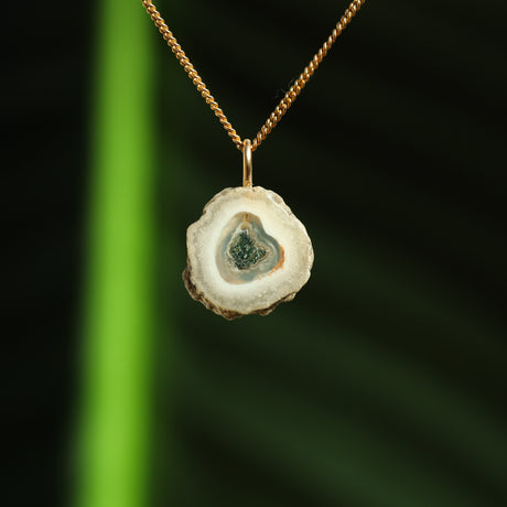 Chalcedoon met mosagaat hanger